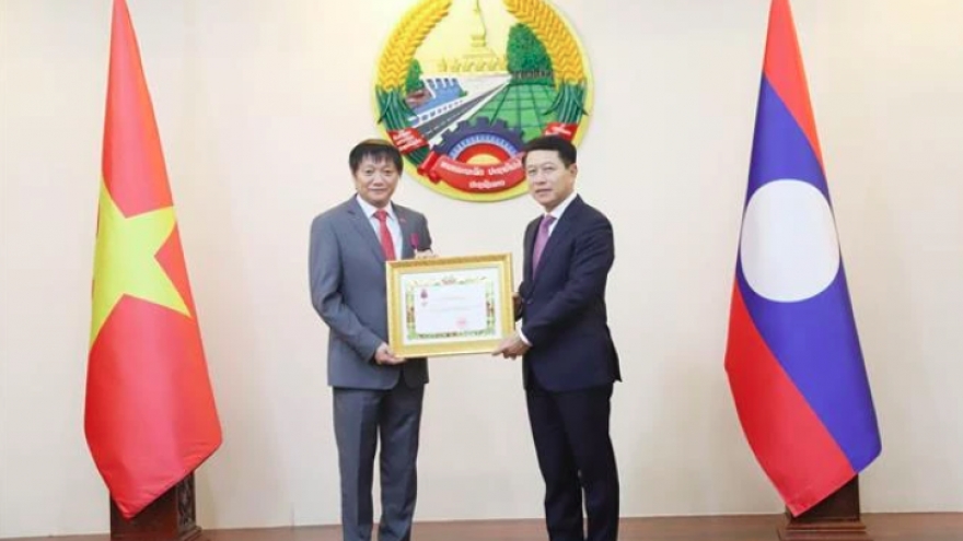 Laos' Freedom Order presented to Vietnamese Ambassador